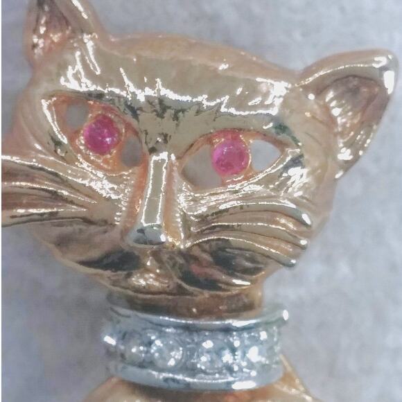 Sitting Cat Brooch Vintage Kitty Pin Ruby Red Eyes Rhinestone Collar Whiskers - Picture 4 of 9
